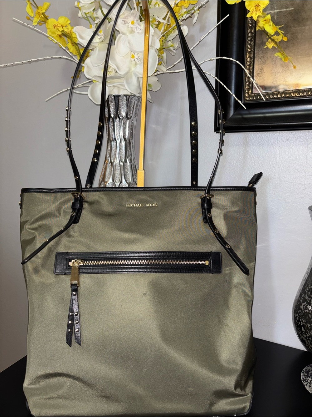 MICHAEL Michael Kors Leila Large Nylon Tote Bag in the color Olive Green Londen